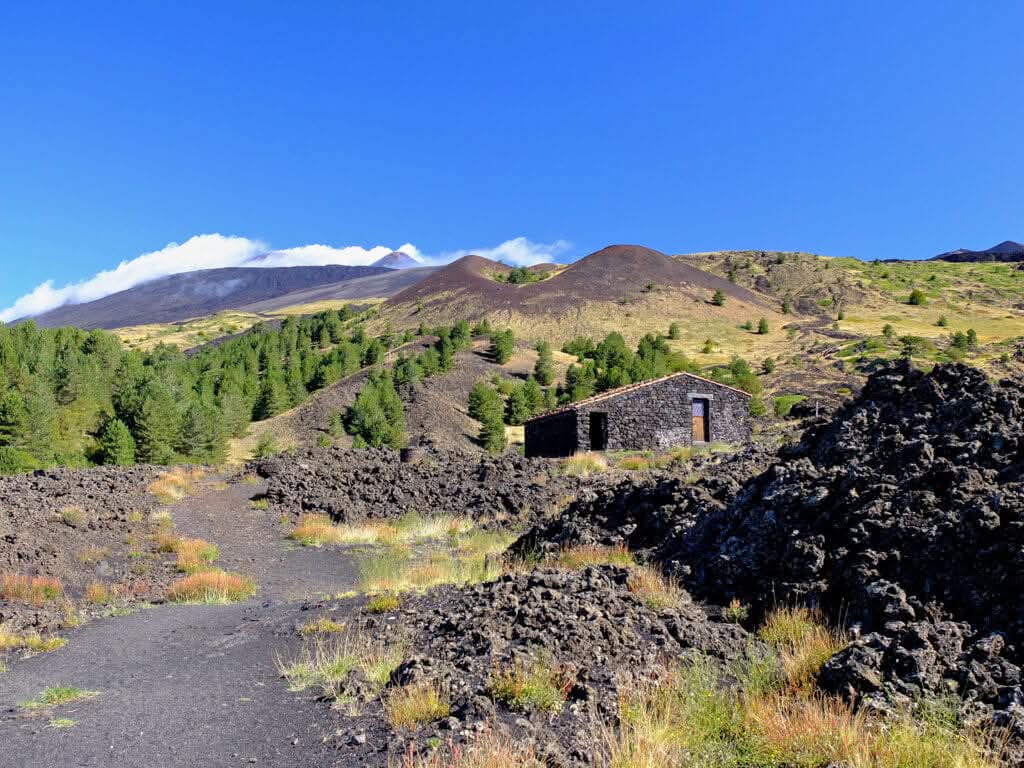 Rifugio Santa Barbara nel Parco dell'Etna di Ragalna.